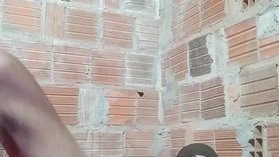 solo male masturbates on webcam after gym