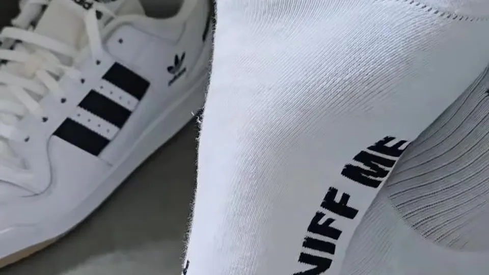 Foot Fetish: Sneak and Sox Tease