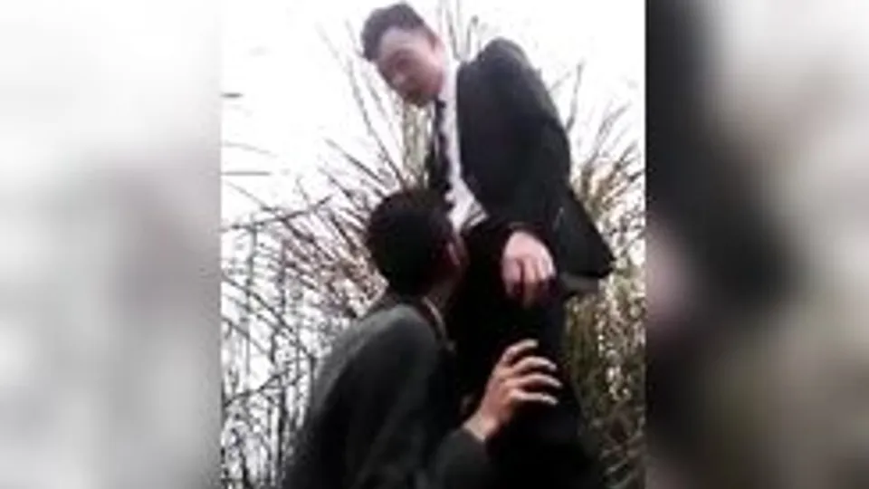 بلوغ 18 سنة - فتى صيني في الخارج يجرب Fellatio