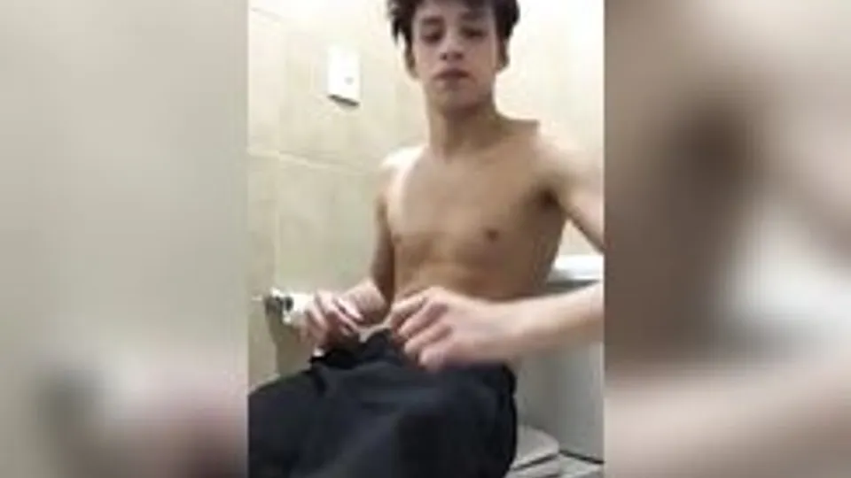 18yo Lucas Cums Hard on Cam