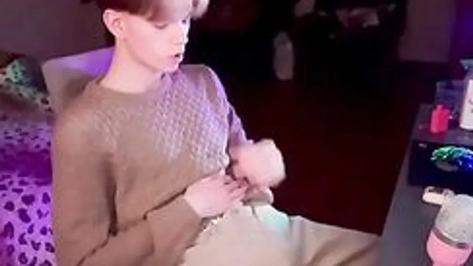 18yo twink dildos himself after college