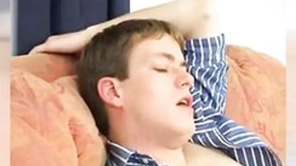 2 friends have fun on the couch boys porn
