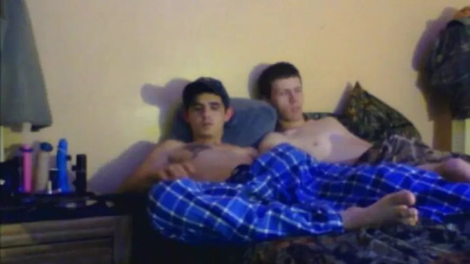 2 friends on cam - video 461 - ThisVid.com