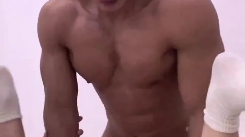 Homens Asiáticos se esfregando e beijando