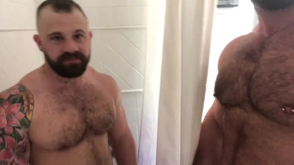 2 huge muscle bear pissing - ThisVid.com