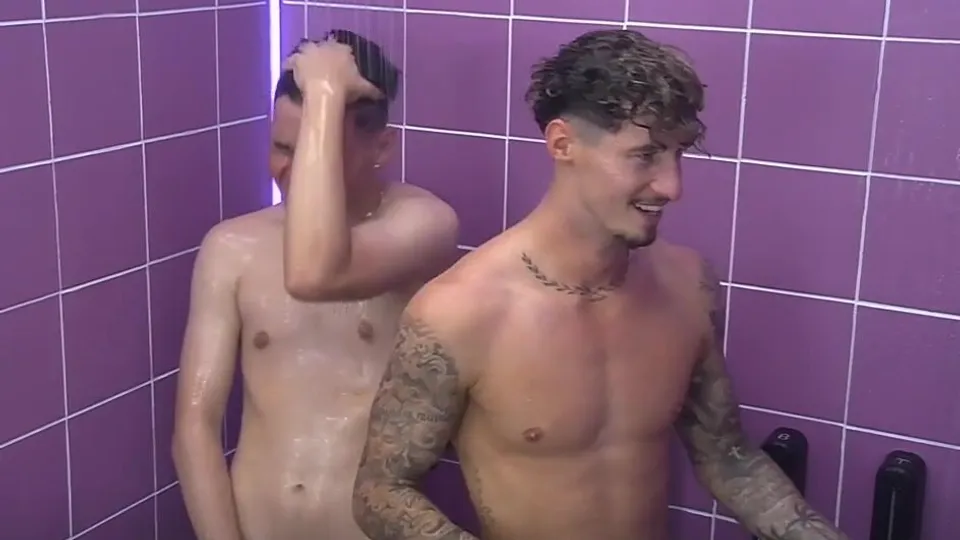3 guys shower naked in a reality show - ThisVid.com