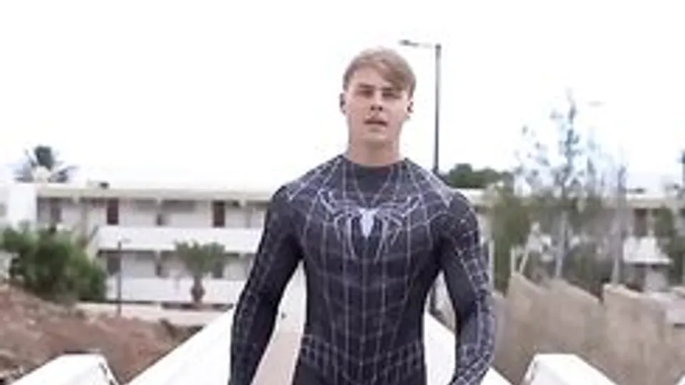 3 Spidermen Shooting Their Spideywebs !