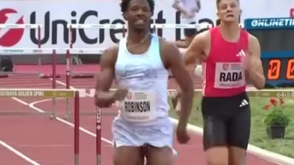 400m hurdles wardrobe malfunction - ThisVid.com
