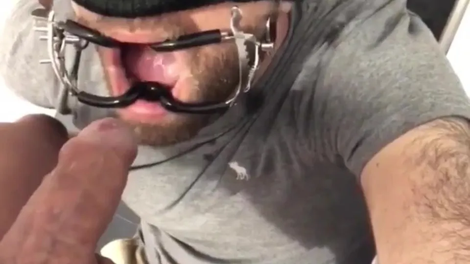 Mec dominant remplit la bouche de sperme et de pisse