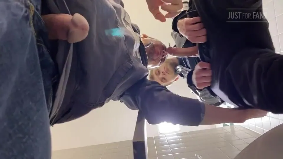 A blowjob in the public bathroom - ThisVid.com