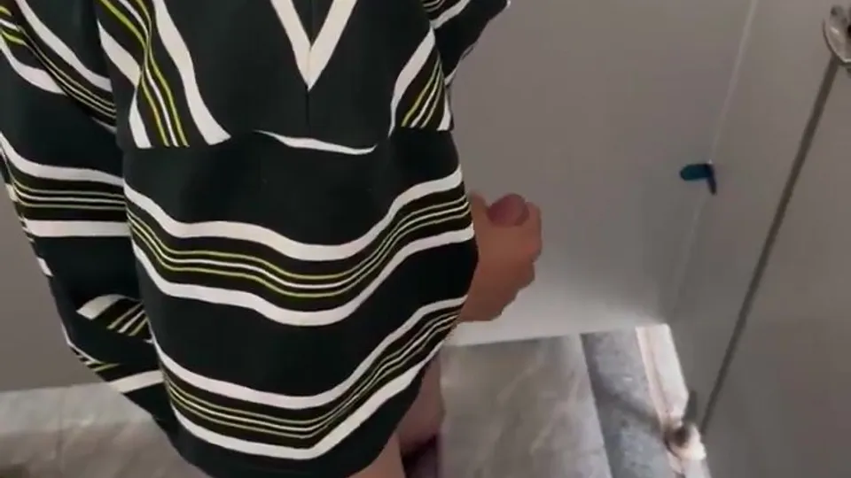 A college student masturbated in the school bathroom an - ThisVid.com
