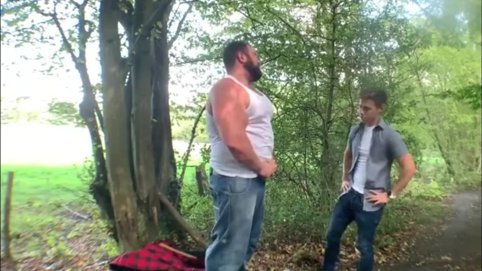 A giant and a twink in woods - ThisVid.com
