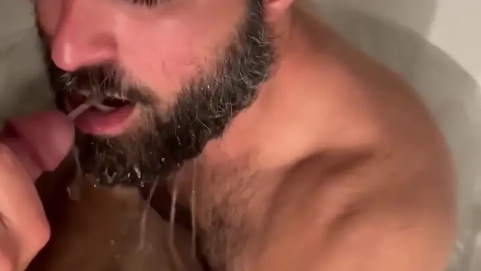 A guy drinking piss in the bathtub - ThisVid.com
