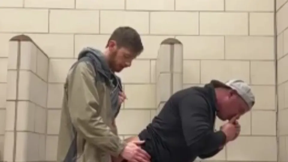 A hot thresome at cruising reststop - ThisVid.com