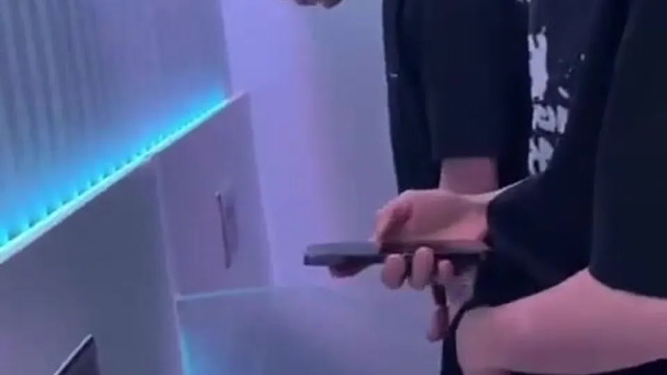 A male is pissing in the toilet. - video 10 - ThisVid.com