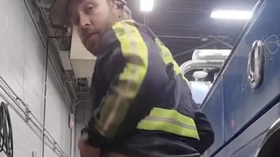 A mechanic, his ass & his love of fucking dildos - ThisVid.com