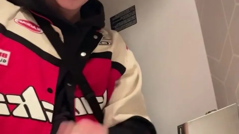 A quick one in train toilet - ThisVid.com