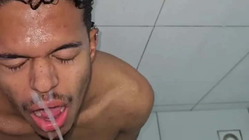 A shower in the shower - ThisVid.com
