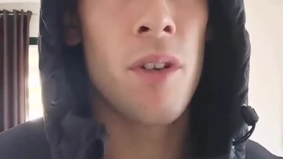 A verbal muscle hunk jerks off.mp4