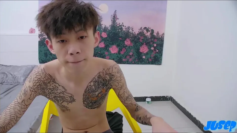 ชายเอเชียอ่อนโยนฝึกตัวเอง