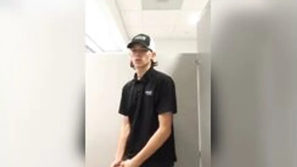 A wank and a smile on his work break