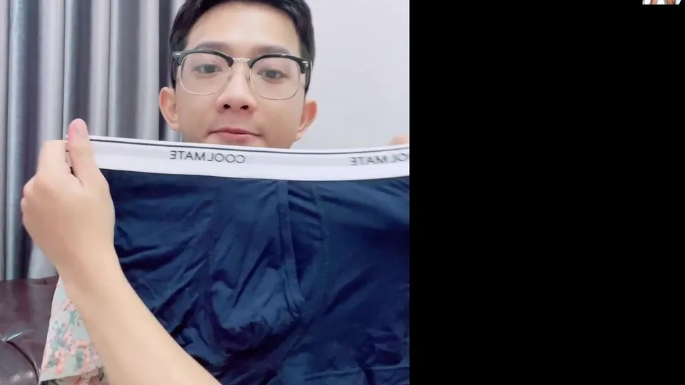 예쁜 아시아 소년 팬티 입어보기