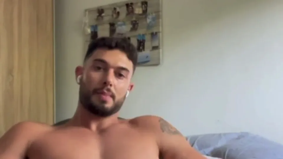 Absolutely Gorgeous Guy - ThisVid.com