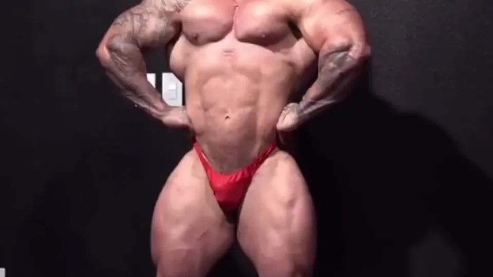 ABSOLUTLEY MASSIVE ... POSING - ThisVid.com