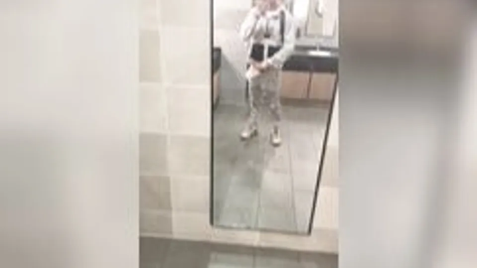 [ABX][4][609] - Twink cumming at public toilets in tracksuit