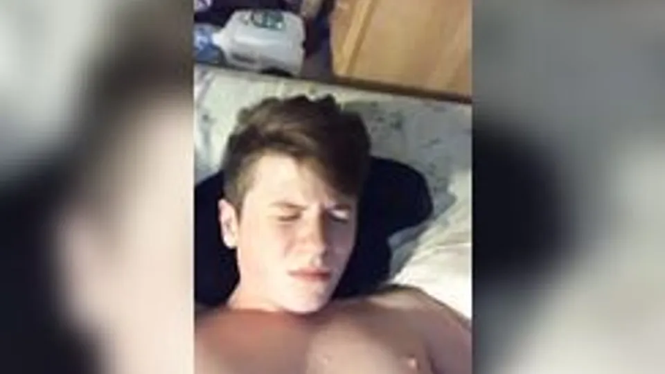 Jeune Garçon Se Masturbe à la Maison