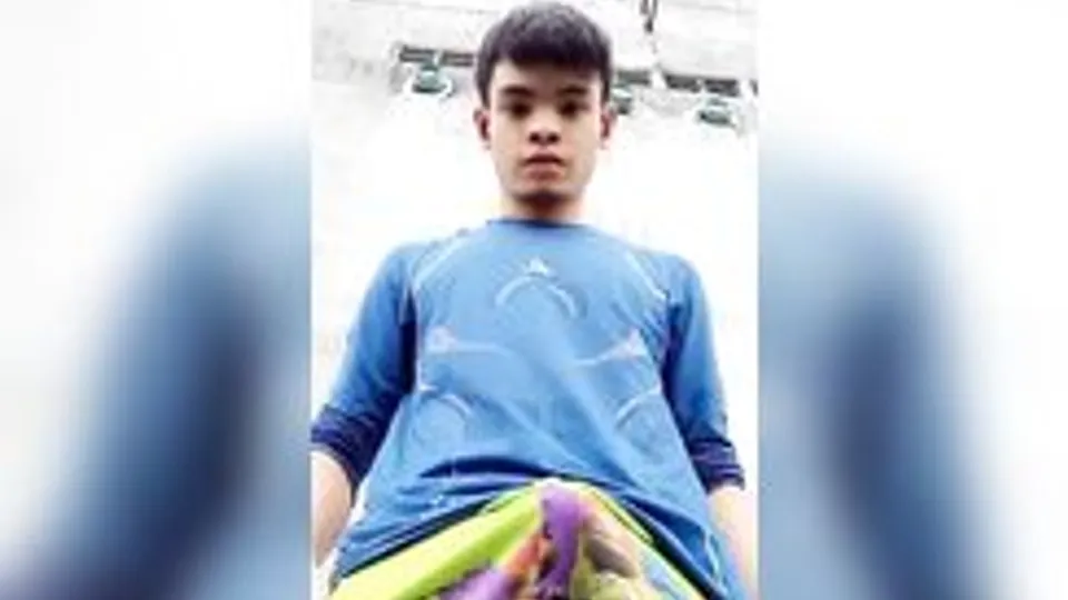 Twink Masturbates in House