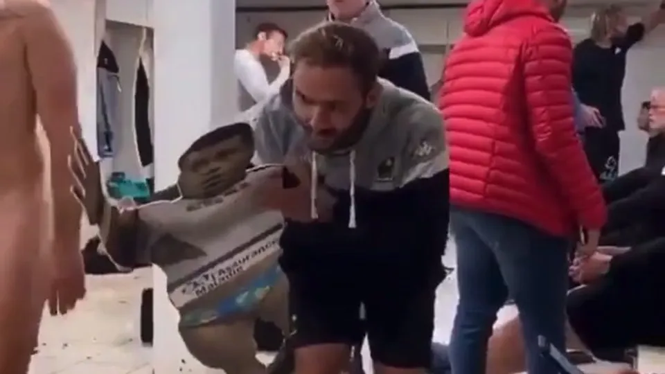 Accidentally caught naked in the locker room - ThisVid.com