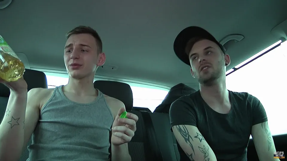 Adam, Reece, y un trío