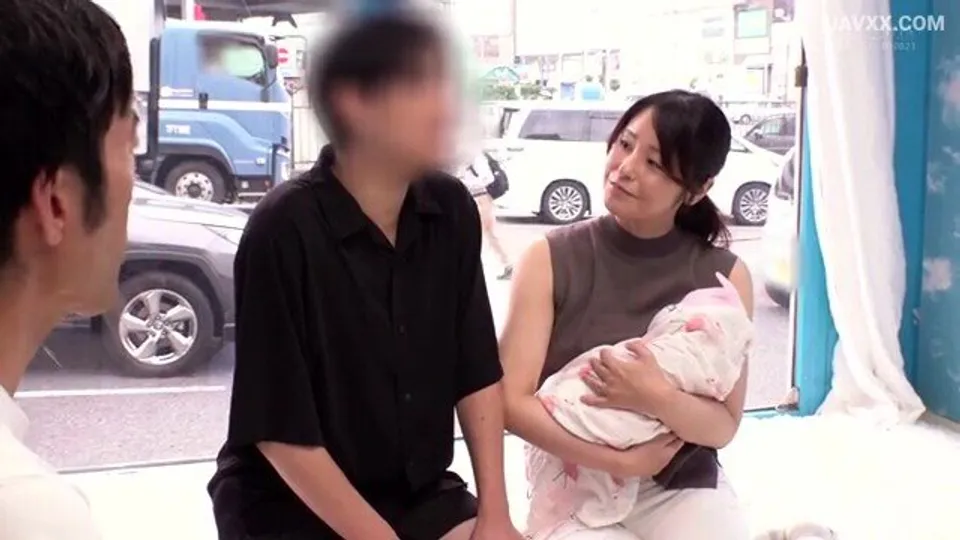 "MILF de peitos grandes gozando com jovem tarado"