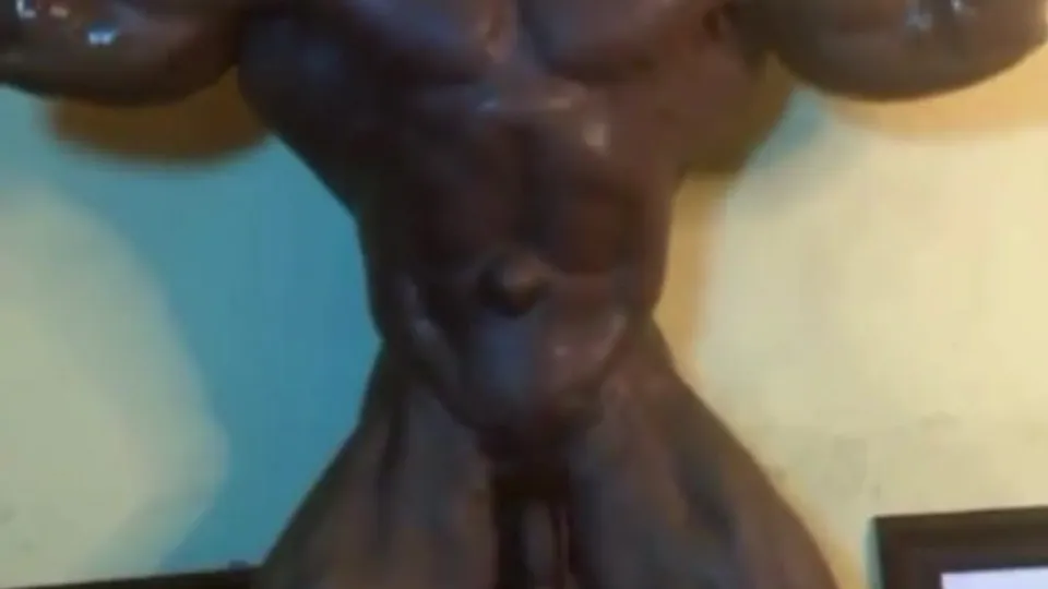 African bodybuilder flexing,posing and stroking - ThisVid.com