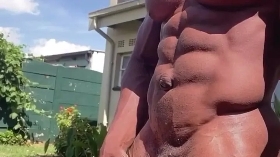 African bodybuilder showing off ripped body - ThisVid.com