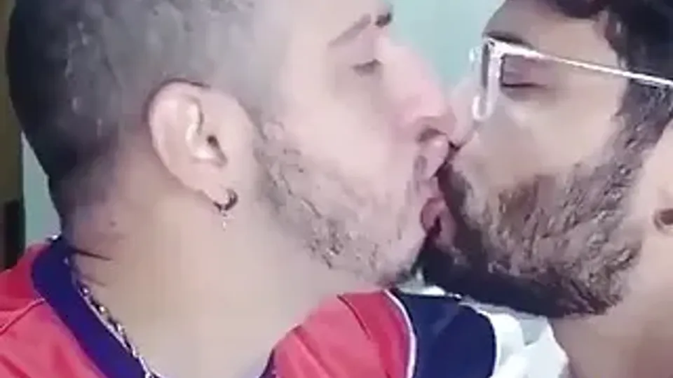 Mannen die met passie kussen