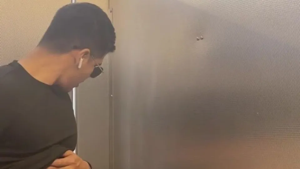 AHV - In the toilet stall