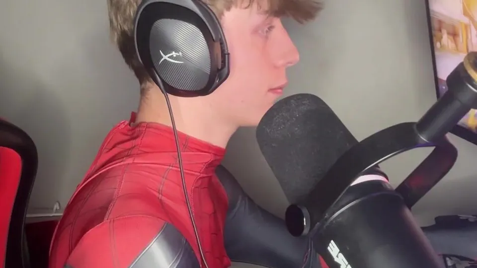 AHV - Spidey strips and jerks off till he cums! - Christians Long