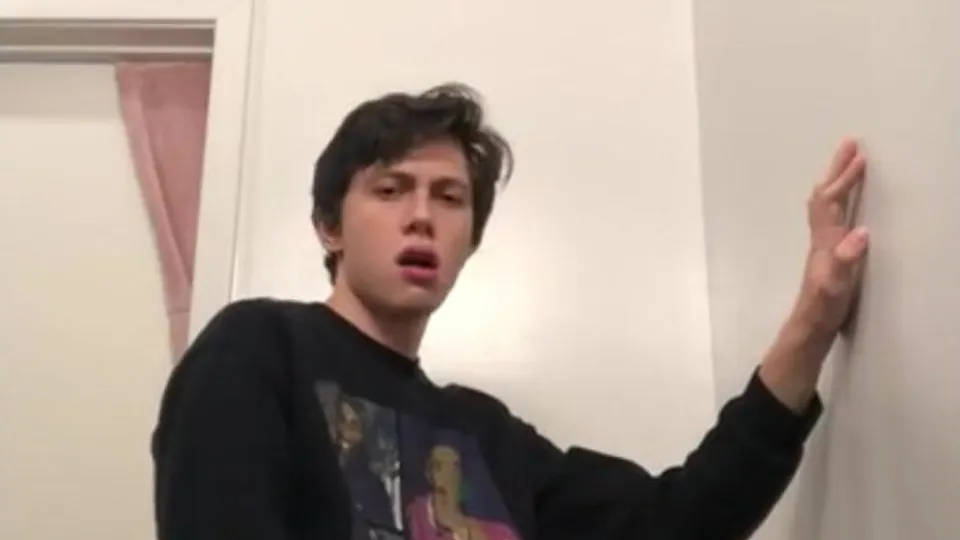 AHV - Twink jerking on toilet