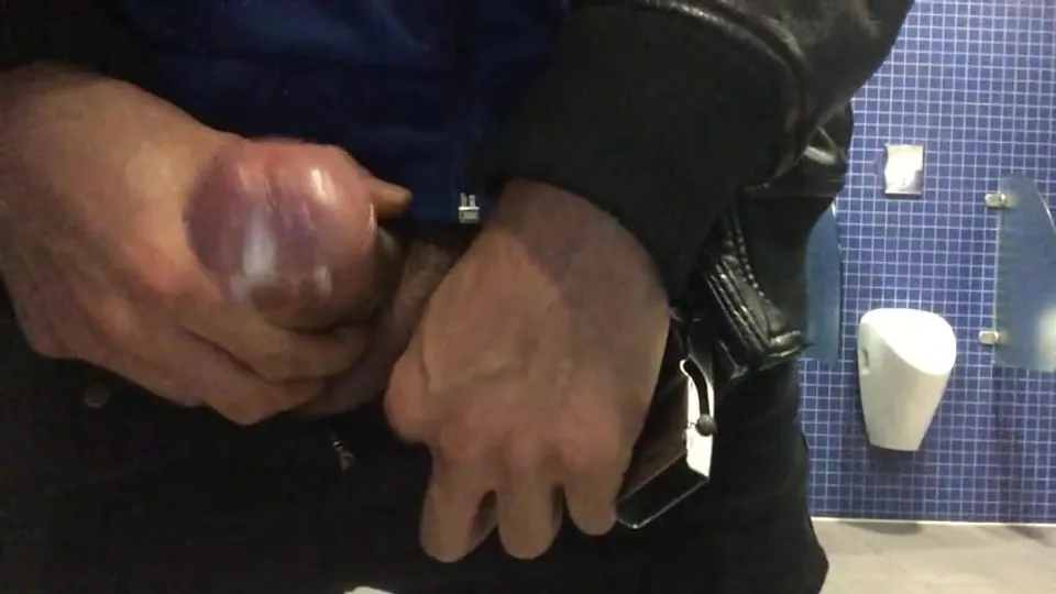 Airport urinal cum - ThisVid.com