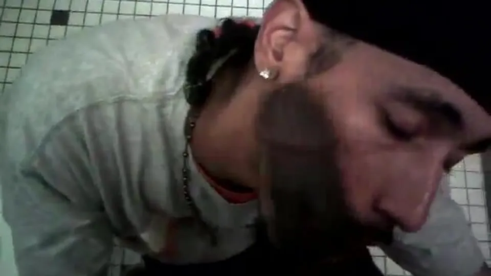 Airport worker gives SLOPPY Blowjob in Baggage Claim! - ThisVid.com