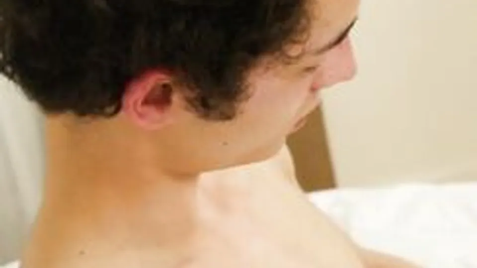 Alan Caine numa punheta legal twink porn