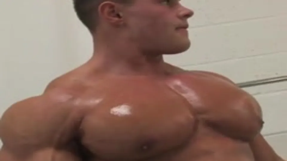 Alexey Oiling up, pumping and then close up on nipple