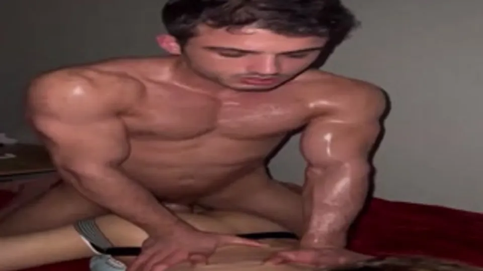 Juego anal con el culazo musculoso de AlexFitBoy