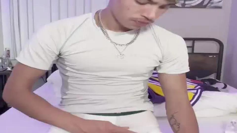 Młody chłopak całuje się i anale