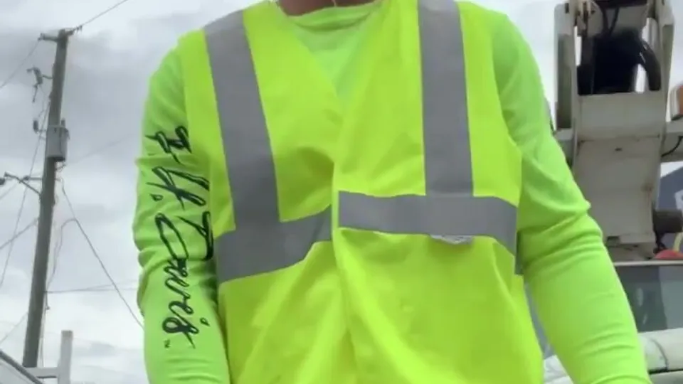 Alpha construction worker pisses - ThisVid.com