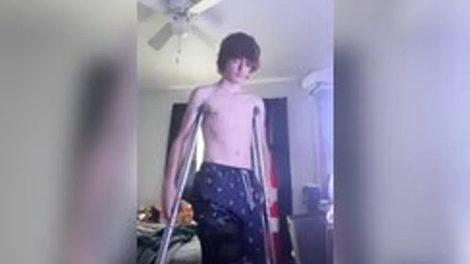 Determined Twink Masturbates on Crutches