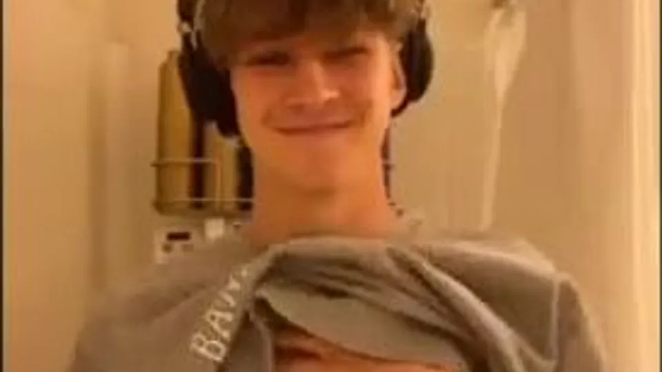 Amateur Video Gamer Fun - Twink Porn