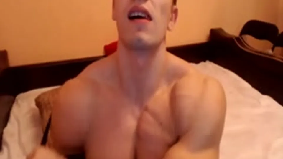 Amateur Webcam White Muscle Guy Solo Jerk - MyMusclevideo.com